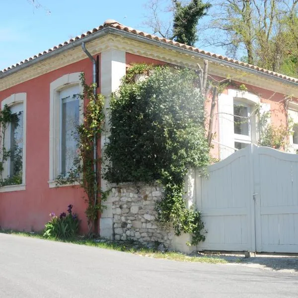 ECOLE DES GRANDS, hotel v destinaci Valaurie