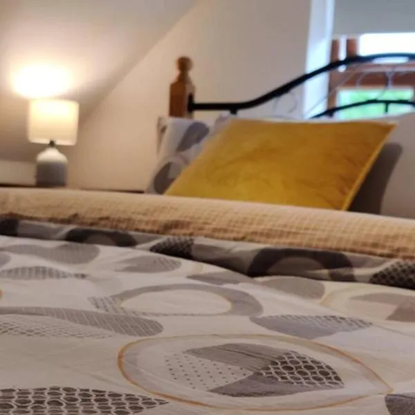 Luxury 'Cois Abhainn' Self Catering Apartment, hotel v destinaci Foxford