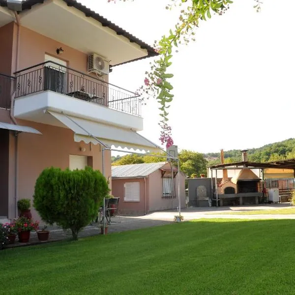 The Other Side of Meteora with lush garden, BBQ & pavillion, hotel in Kalabaka