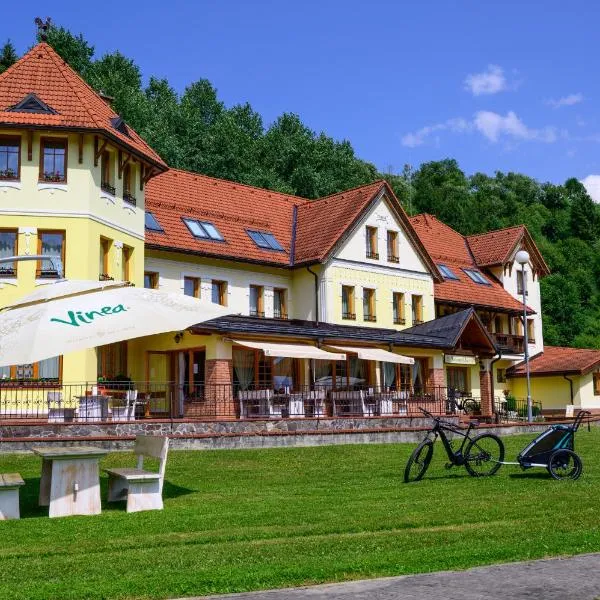 Hotel Julianin dvor, готель у місті Malé Borové