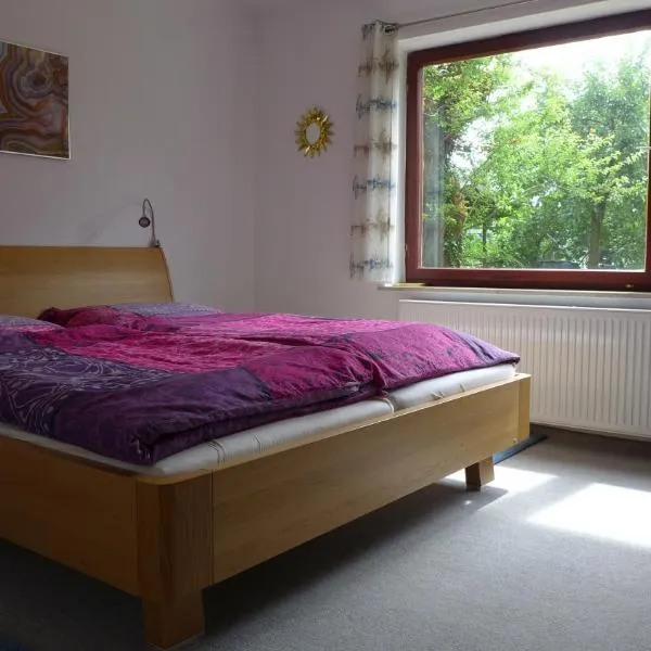 Gemütliches Zimmer mit Doppelbett und Tischtennisraum, hotel v destinaci Tuchenbach