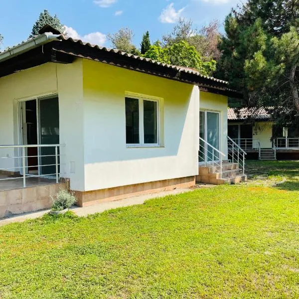 Fuk-tak's bungalow, hotel v destinaci Star Dojran