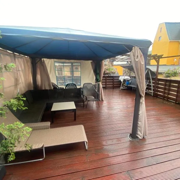 Ferienwohnung mit Terrasse, hotel v destinaci Aue