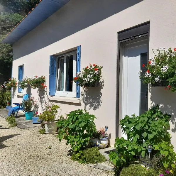 la petite maison bleue, hotel in Mégrit