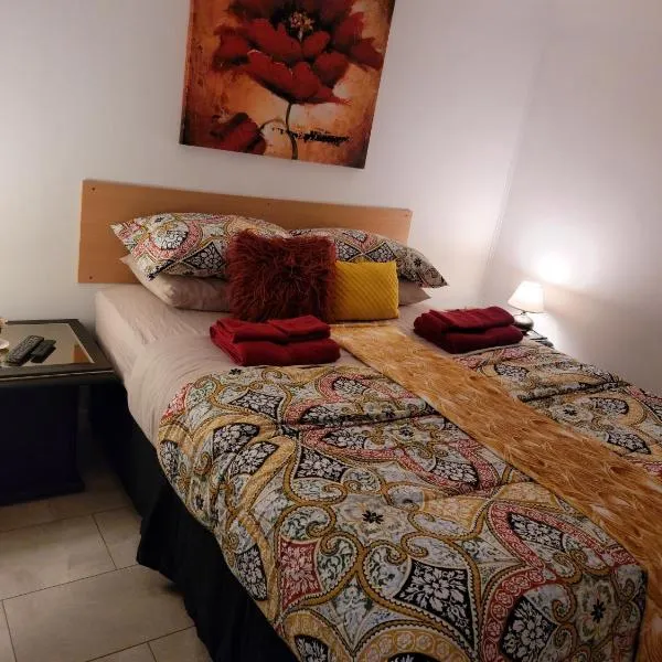 Vibrant apartment in the heart of the town, hotel v mestu Edmundston