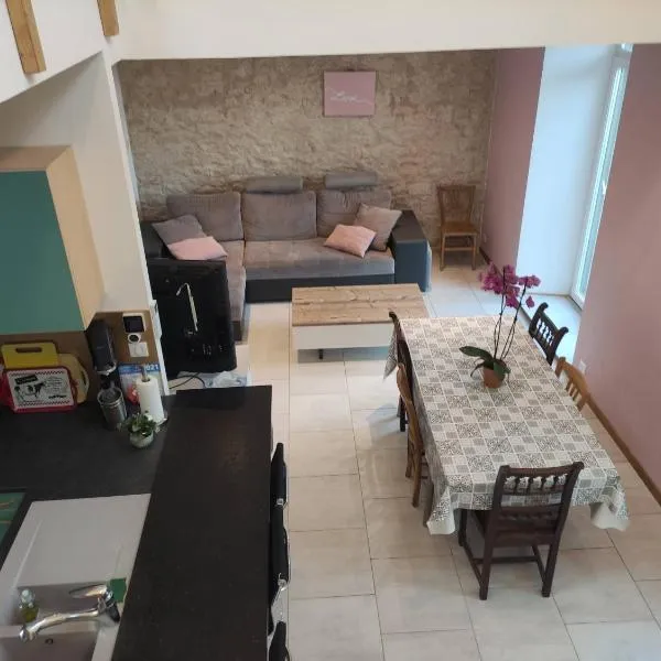 Maison proche gare avec extérieur, hotel v destinácii Neufchâteau