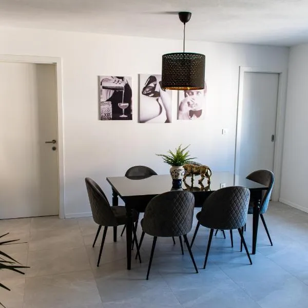 Apartmaji na placu, hotel em Renče