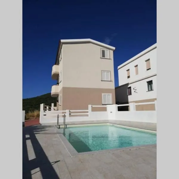 Trilocale vista mare con piscina a Badesi, hotel Badesiben