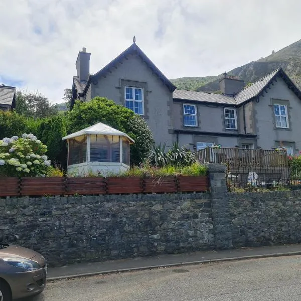Stunning Sea view Immaculate 4-Bed family House: Penmaen-mawr şehrinde bir otel