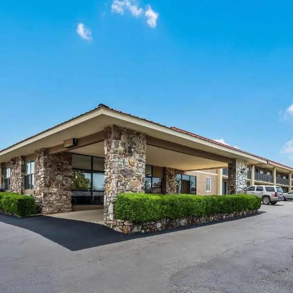 Quality Inn & Suites Hot Springs - Lake Hamilton، فندق في هوت سبرنغز