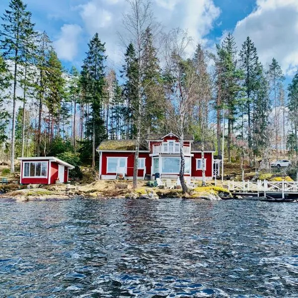 "Talludden" by the lake Årydssjön,, hotel v destinaci Furuby