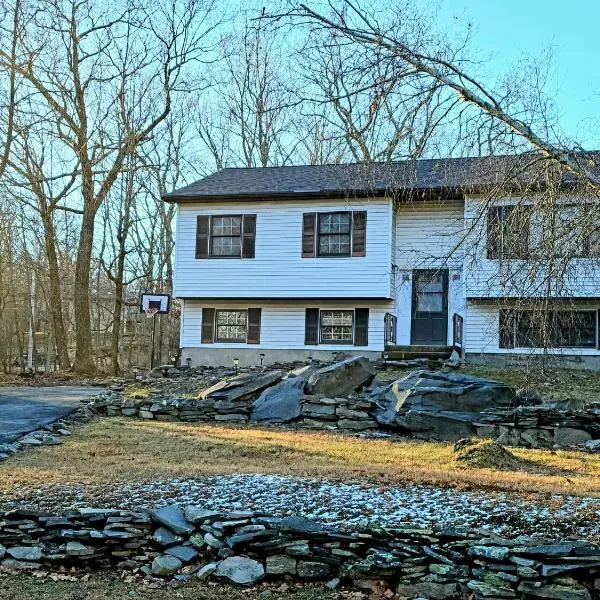 The Pocono's Retreat with a Gameroom, Firepit, and Lake, hotel v destinaci Bushkill