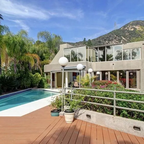 Idyllic secluded mountain Villa of 100 Games w/pool & spa, hotel i Altadena