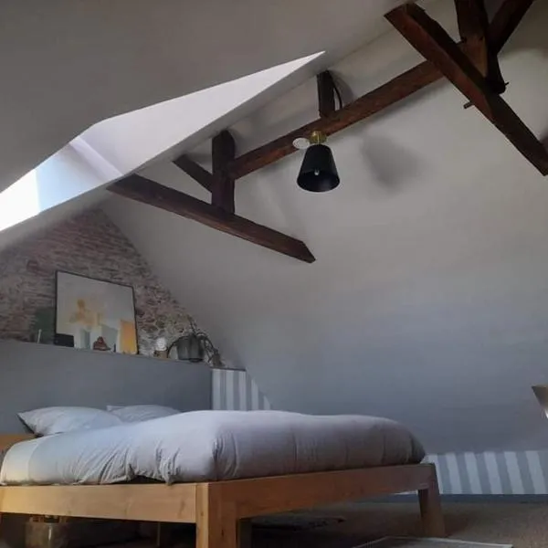 CHAMBRE DOUILLETTE DANS LONGERE AU VERT, hotel v destinaci Lanvallay