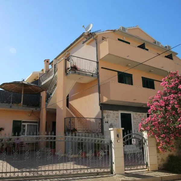 Guest House Lorenta near the beach, hotel en Vodice