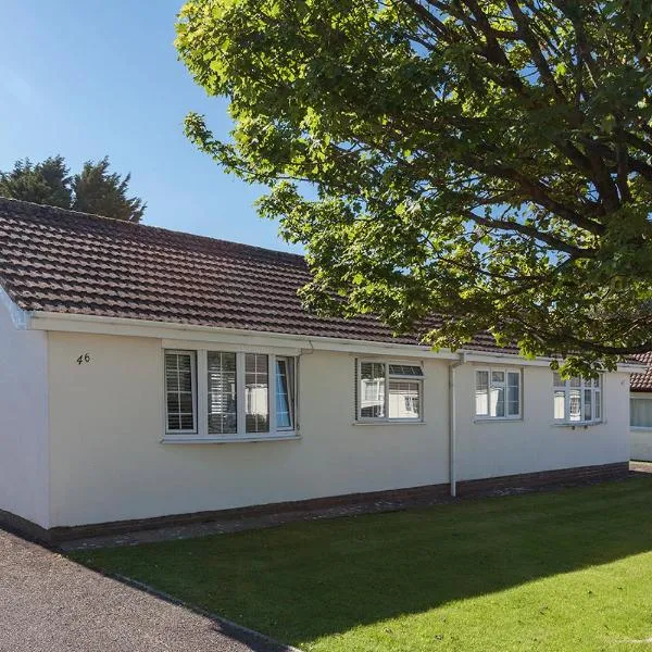 46 Gower Holiday Village, hotel in Swansea