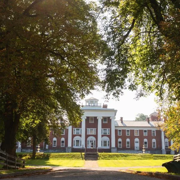 The Blackburn Inn and Conference Center, отель в городе Mint Spring