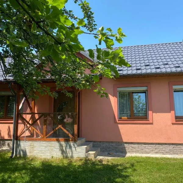 Котедж GLORIA будинок повністю, hotel in Yaremche
