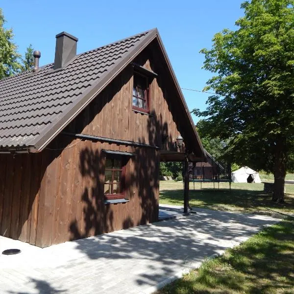 Saunamaja koos tünnisaunaga, hotel in Metsküla