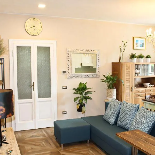 Elegant Two-Bedroom Apartment with Balcony, hotel v destinaci Cernobbio