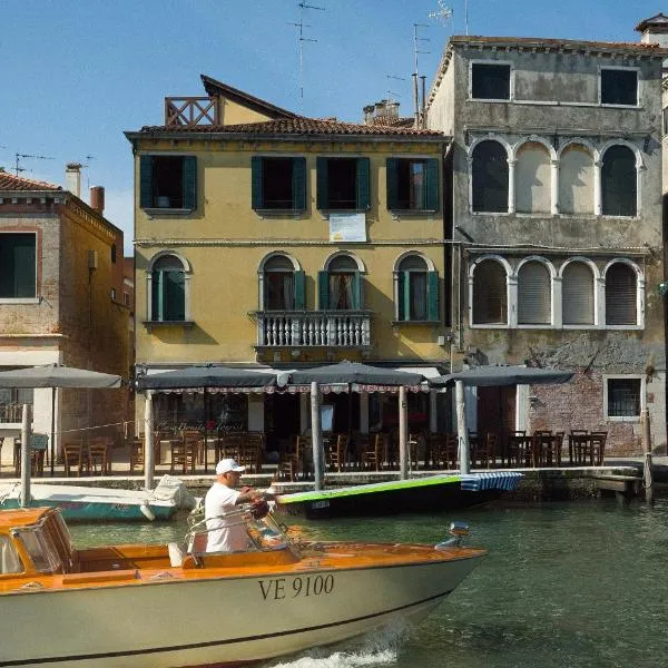 Casa Virginia direct at the canal Cannaregio with own roof terrace, hotel v Benátkách