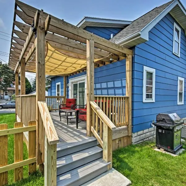 Anias Retreat with Deck Walk to Lake Michigan!, hotel in Two Rivers