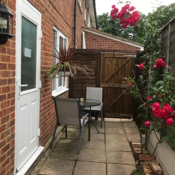 Studio-2 Staines,Heathrow, London-own entrance, hotel em Staines