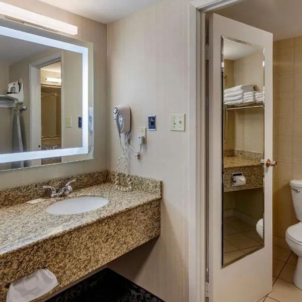 Quality Inn & Conference Centre, hotel v destinaci Midland