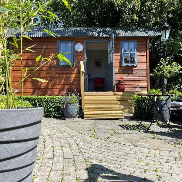 Lilac Hut Shepherds Hut, hotel in Freshford