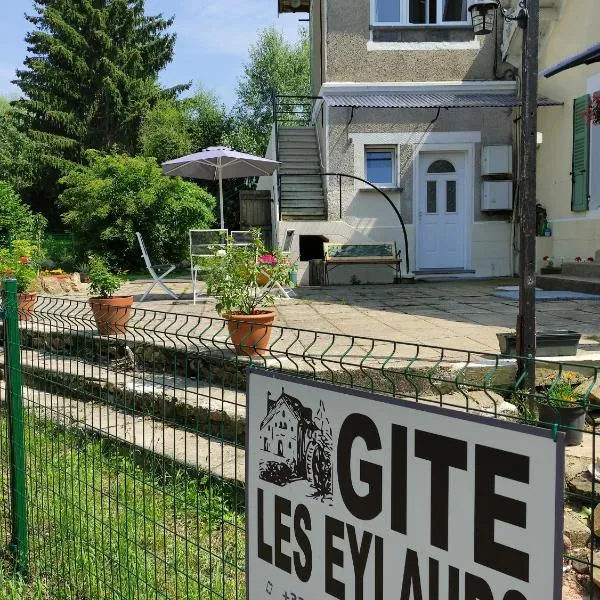 Gite Les Eylauds, hotel in Youx