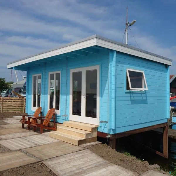 Waterhuisjes op de pier van LauwersmeerPlezier!, hôtel à Lauwersoog