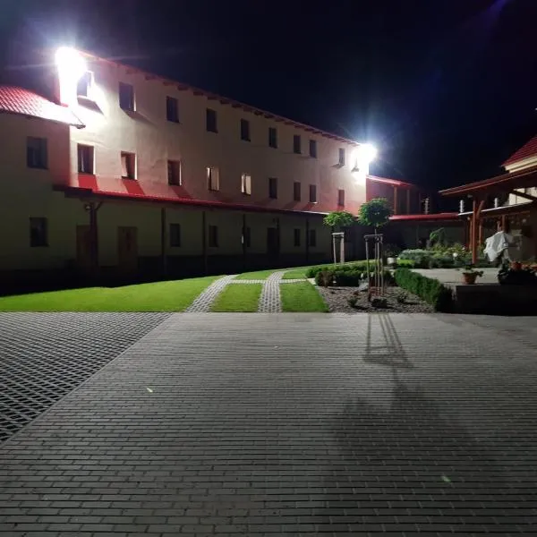 Bendovský dvůr, hótel í Dušníky
