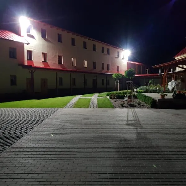 Bendovský dvůr, hotel in Radovesice