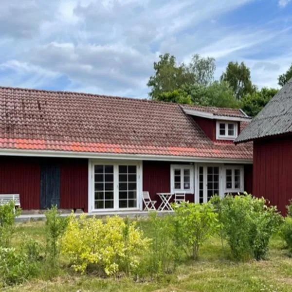 Brogård - gårdlejlighed, hotel in Ryssby