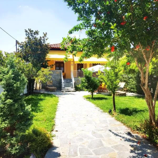 The Yellow House w/private garden and BBQ, hotel in Asprovalta