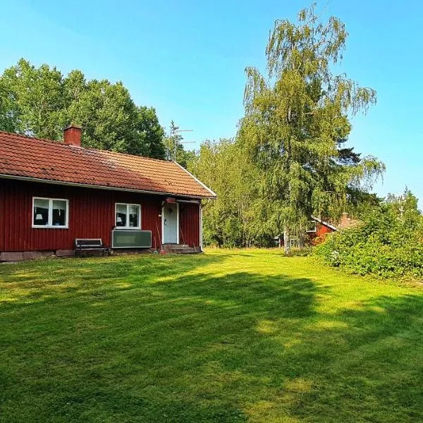 Lidsbergs torp i Ölme från år 1910 Ett eget mysigt torp med kakelugn, lågt i tak, sovrum med dubbelsäng och 2 enkelsängar på loft med snedtak bäddsoffa i v-rum trädgård med gasgrill, hotel v destinaci Kristinehamn