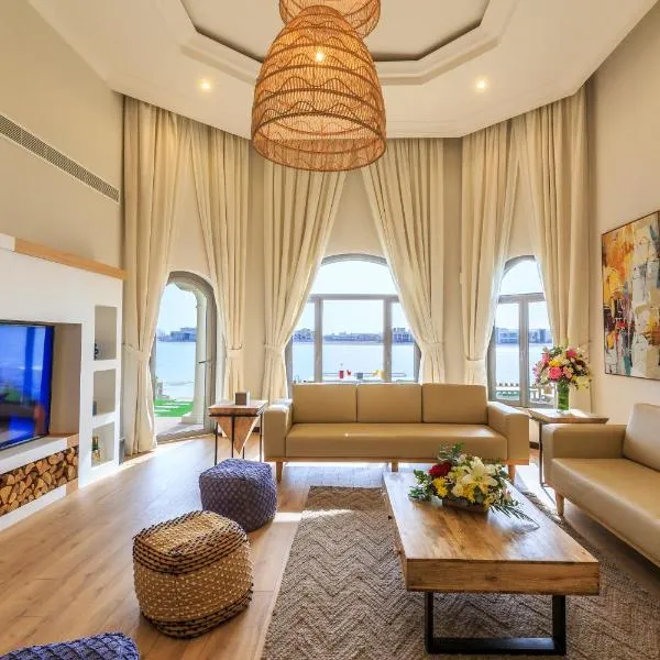 The S Holiday Homes - Stunning 5 Bedrooms Villa at the Palm Jumeirah with Private Beach and Pool, hotel in Dubai