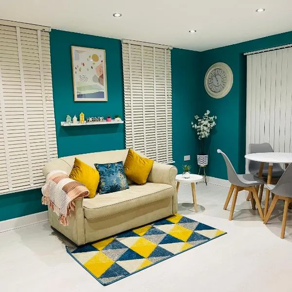 Cheerful 2-bed townhouse in Wakefield with parking, hotel v destinaci Wakefield