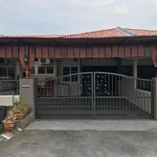 No 96 Nazirin Homestay Lumut, hotel v destinaci Lumut