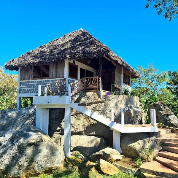 COCONUT LODGE KOMBA, hotell i Ampangorinana