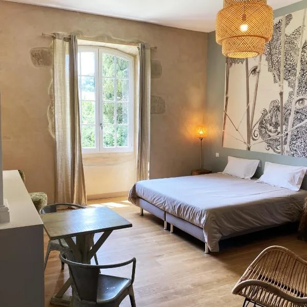 Le Château de Camille, hotel v destinaci Saint-Jean-le-Comtal