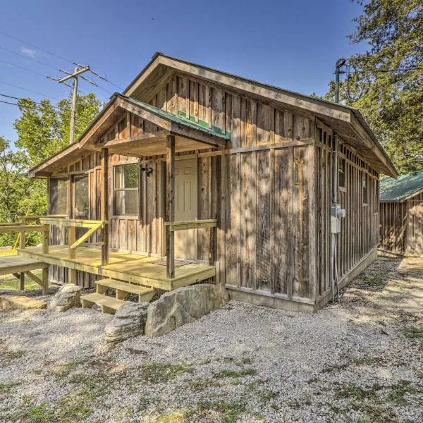 Rustic Mtn-View Cabin Less Than 1 Mile to White River!, hotell i Mountain View