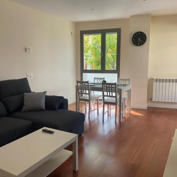 Apartamento Pirineos, Urb Las Margas Golf, hotel v destinaci Sabiñánigo