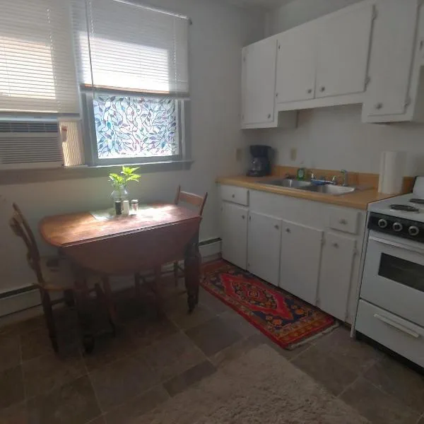 Va Beach Zen tree house style studio F, hotel en Virginia Beach
