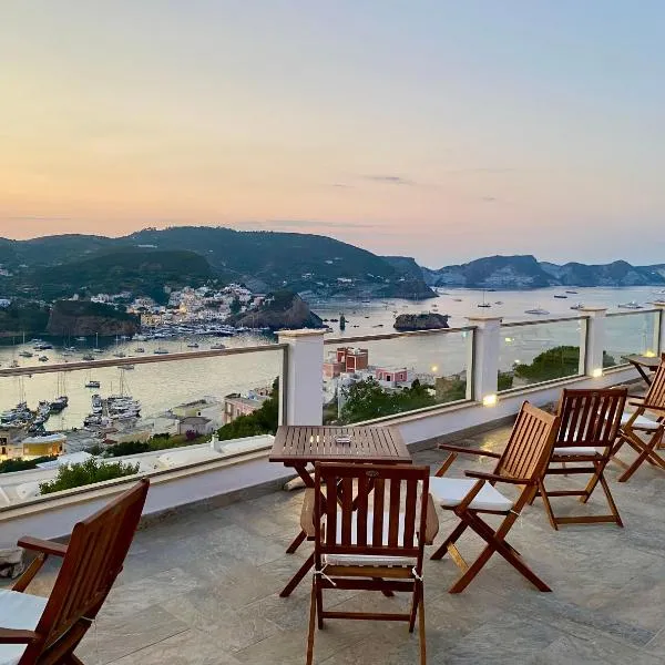 Domus Ɫ Ponza SeaView, hotel v Ponze