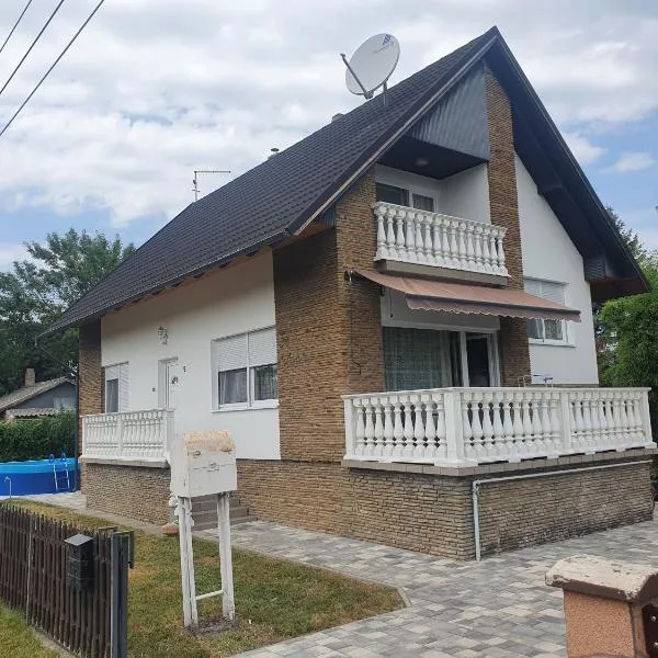 Wolf Vendégház, hotel in Balatonkeresztúr