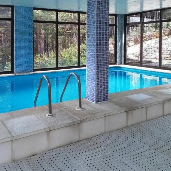 Dúplex con piscina climatizada y sauna, El último rincón, hotel a La Pinilla