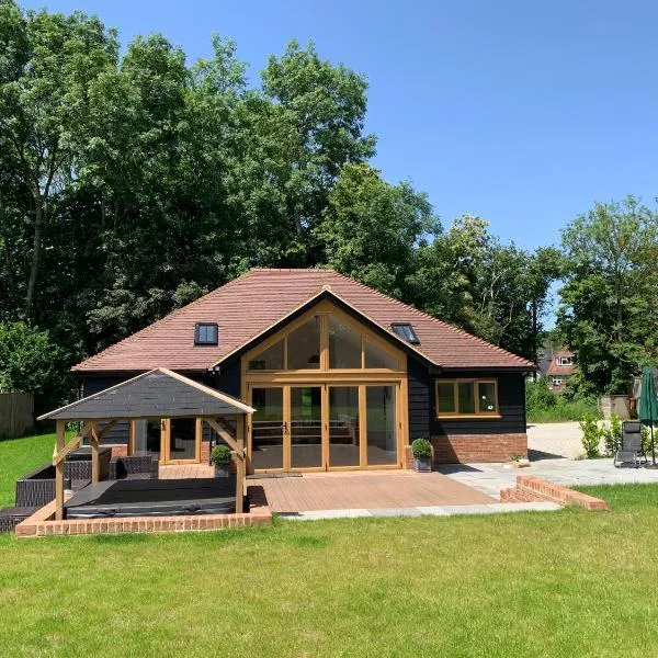 Chestnut-Lodge is rural, secluded, private with Hot Tub, hotel v destinaci Maidstone