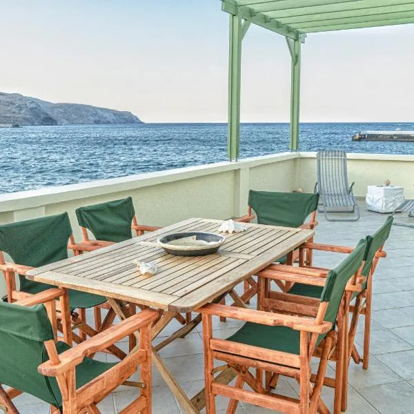 Seafront House in Andros Town by Explore Andros، فندق في آنذروس