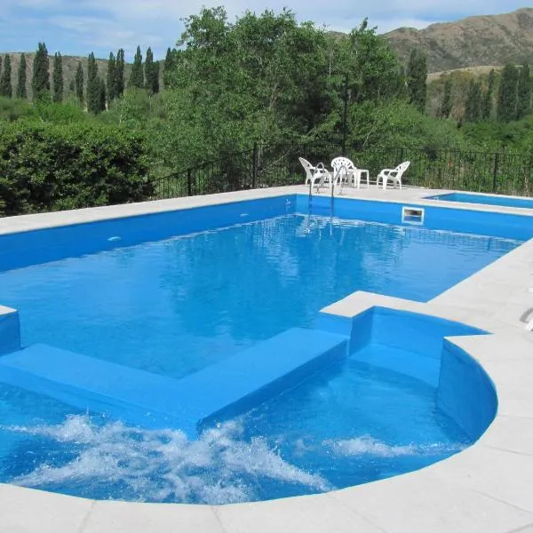 COMPLEJO DEL MIRADOR con piscina climatizada de octubre a abril, hotel in Potrero de los Funes